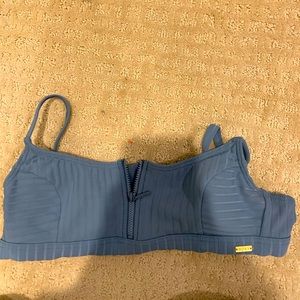 Roxy bikini top never worn! Size xs